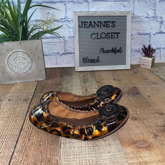 Bernardo animal Print Size 8M Folding, Elastic Fit ballet flats - Picture 4 of 14